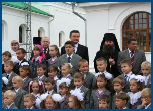 Дети у храма