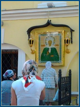 У чудотворной иконы святой Матроны