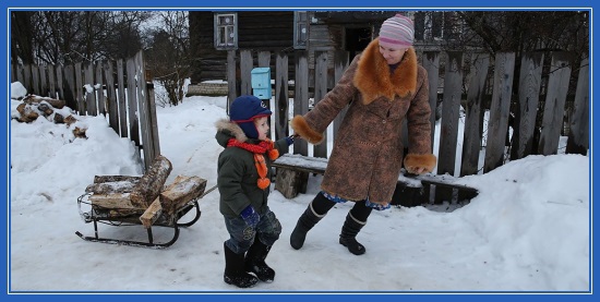 Мама и сын, везут дрова