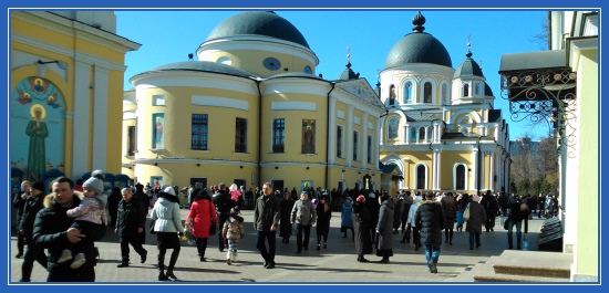 Покровский монастырь, Воскресенский собор, паломники