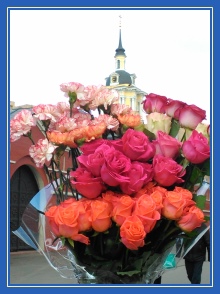 Цветы, розы и гвоздики, к мощам блаженной Матроны