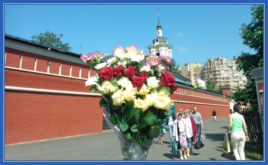 Покровский монастырь - цветы к мощам блаженной Матроны