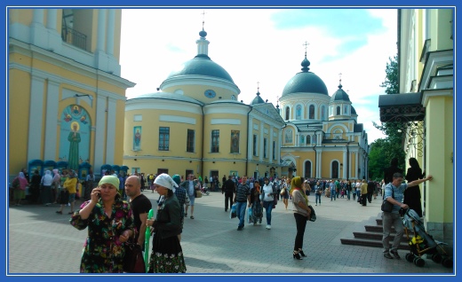 Покровский монастырь, площадь
