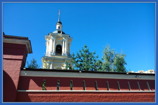Поездка к святой Матроне на праздник Успения Пресвятой Богородицы 5 Стены Покровского монастыря, сосна