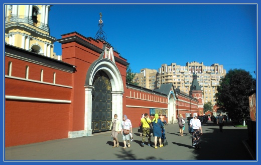 Поездка к святой Матроне на праздник Успения Пресвятой Богородицы 6 Стены Покровского монастыря