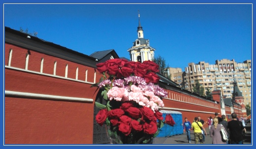Поездка к святой Матроне на праздник Успения Пресвятой Богородицы 4 Цветы к мощам блаженной Матроны