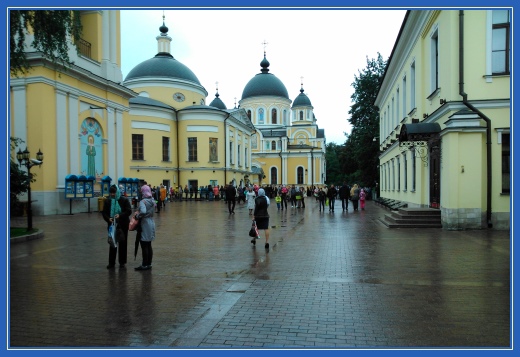 Площадь монастыря, святая Матрона