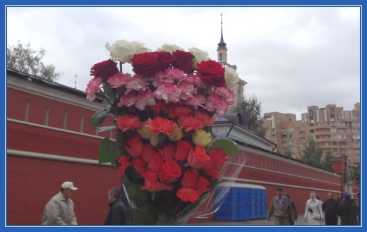 Цветы к мощам блаженной Матроны