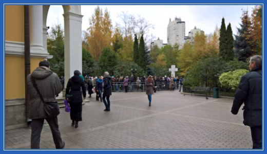 Очередь к мощам св. Матроны за Воскресенским собором Очередь к мощам св. Матроны