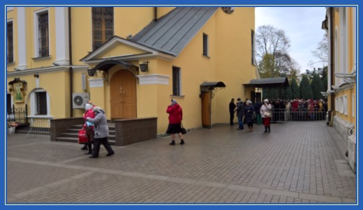 Вход в Покровский храм Вход в Покровский храм
