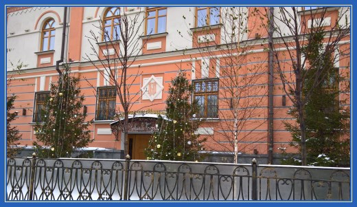 Гостиница Покровского монастыря. Елки с шарами