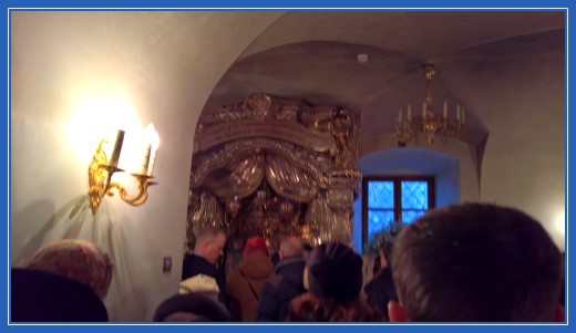 Мощи блаженной Матроны. На дальнем плане