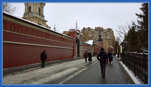 Стены Покровской обители по пути к монастырским вратам