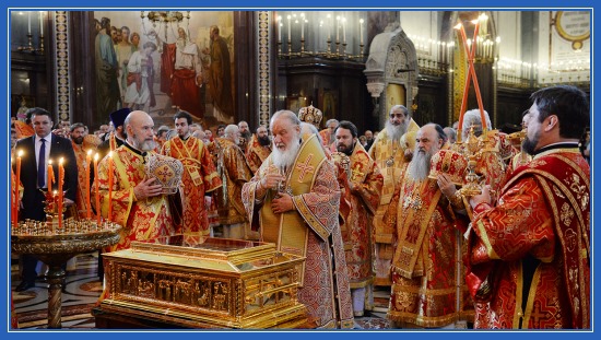 Патриарх Кирилл встретил мощи Николая Чудотворца 1 Святейший Патриарх у мощей Святителя Николая Чудотворца