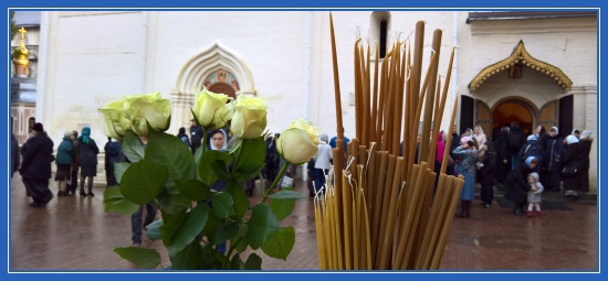 Паломническая поездка в Свято-Троицкую Сергиеву Лавру 7 октября 2017 4 Цветы и свечи к мощам преподобного Сергия