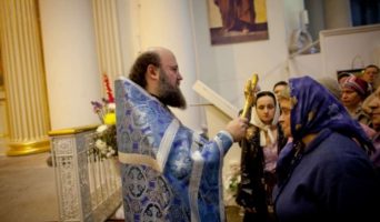 После причастия можно ли целовать руку священника и иконы?