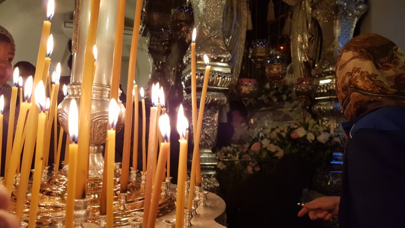 Свечи пред мощами блаженной Матроны Свечи пред мощами блаженной Матроны