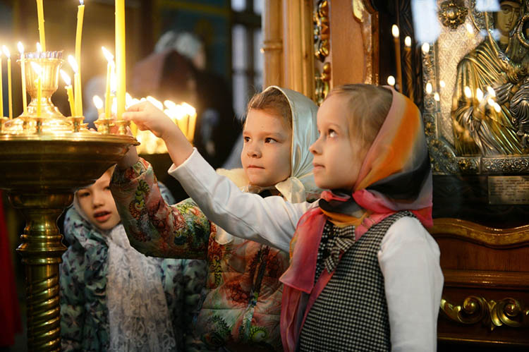 Дети в храме. Свечки