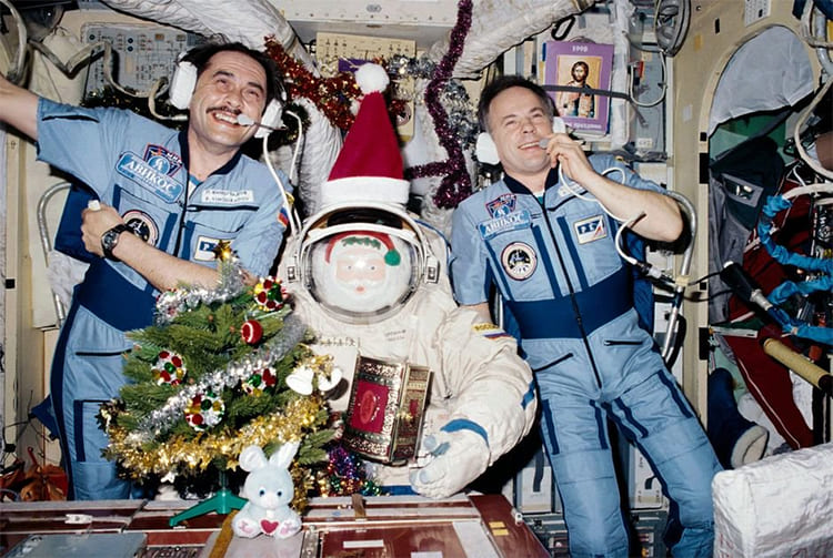 Космонавты