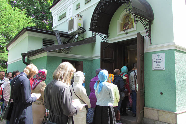 У часовни Ксении Петербургской