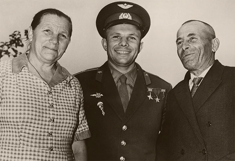 Благословение матери героя 2 Юрий Гагарин с родителями