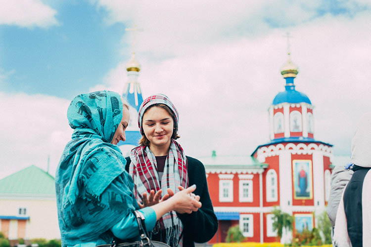 Женщины у храма
