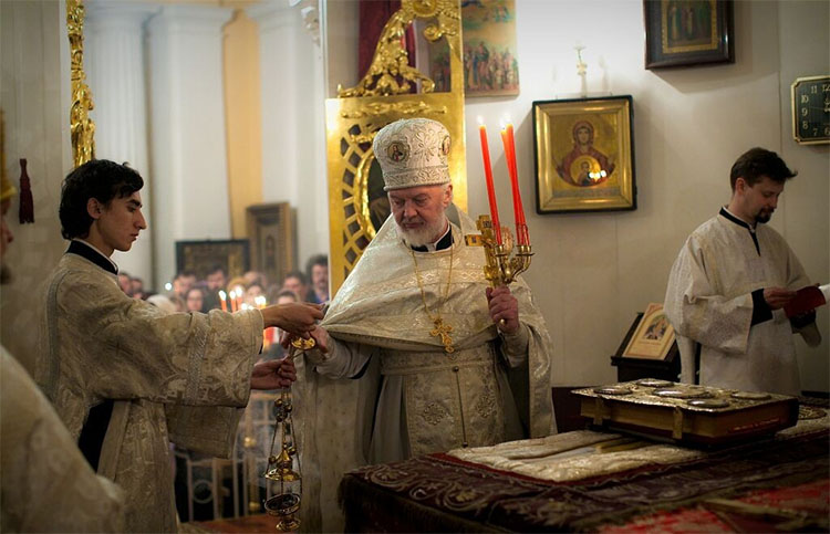 Алтарник подает кадило