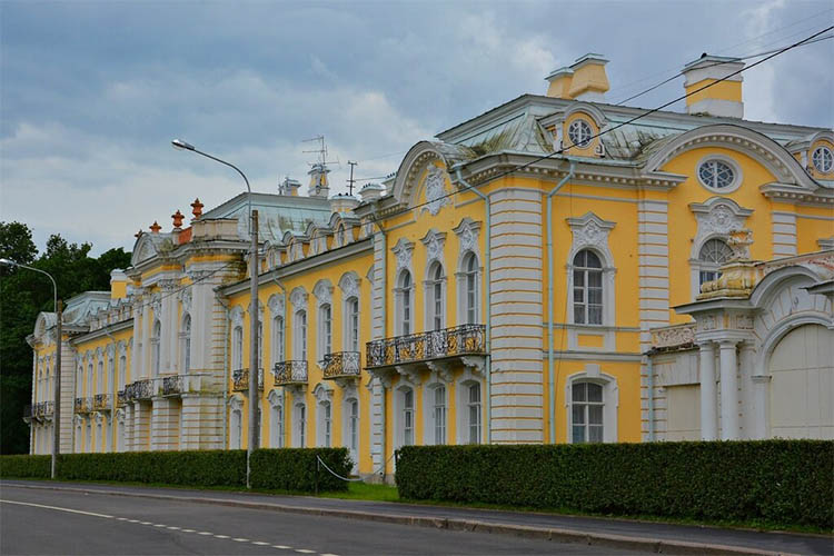 Фрейлинские корпуса