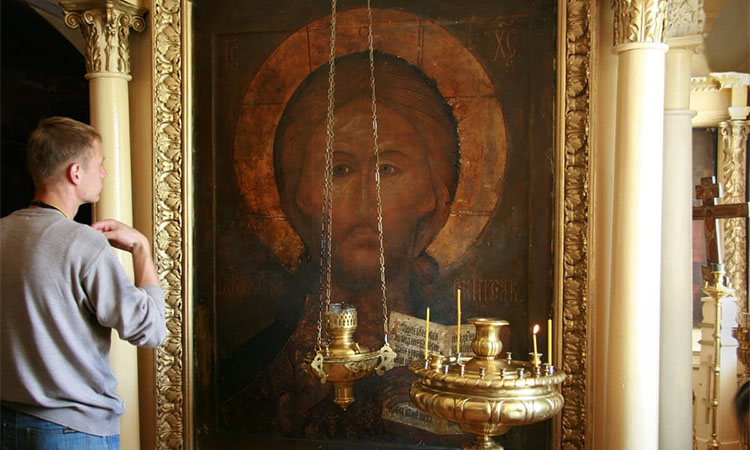 Перед иконой Иисуса Христа