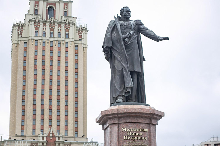 Памятник Павлу Мельникову
