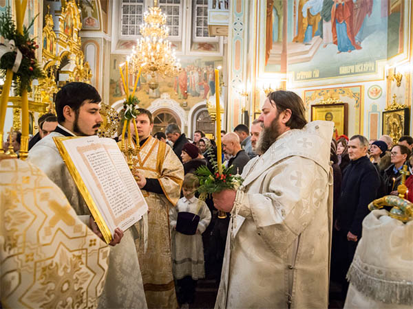 В белых облачениях