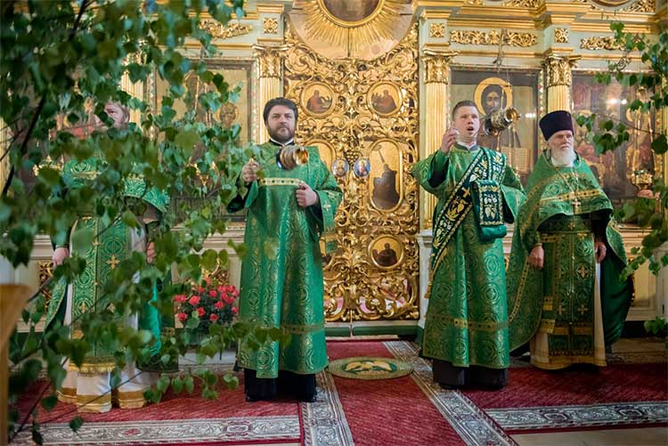 В зеленых облачениях