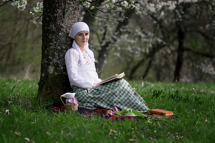 Женщина с книгой на природе