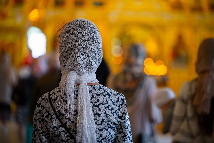 Женщина в храме