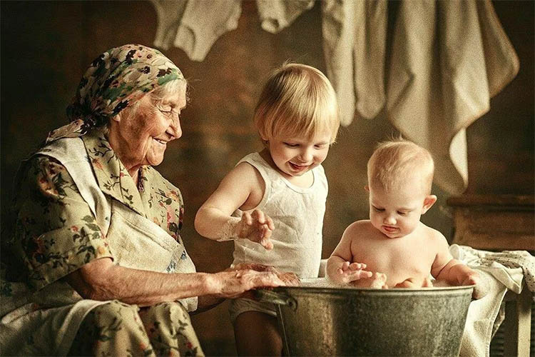 Бабушка с внуками