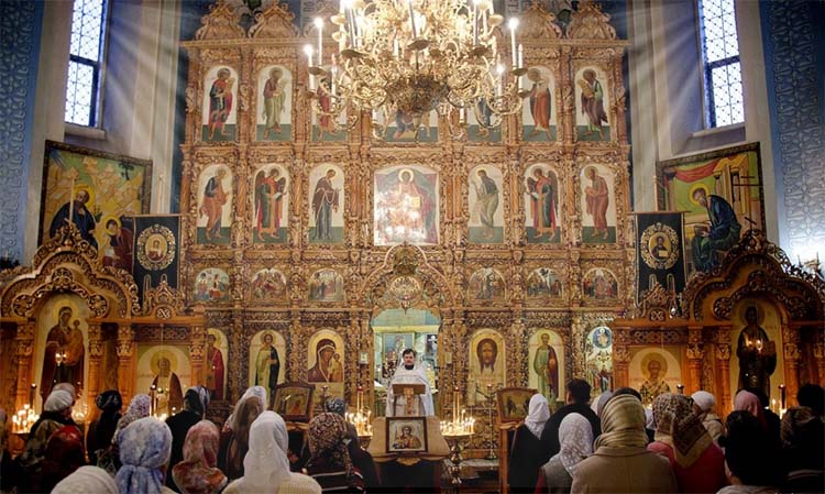 Богослужение в храме