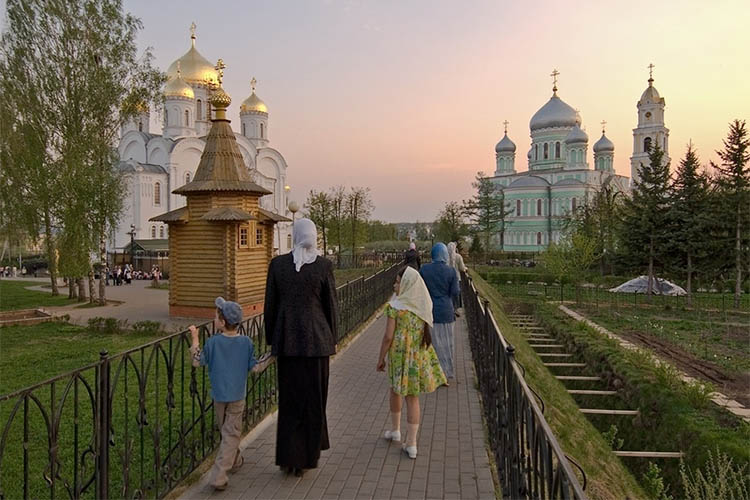 Польза и вред паломничества 6 Паломники в Дивеево