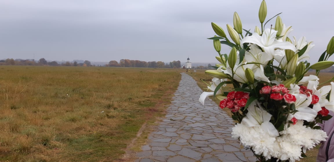 Букет цветов в церковь Покрова на Нерли