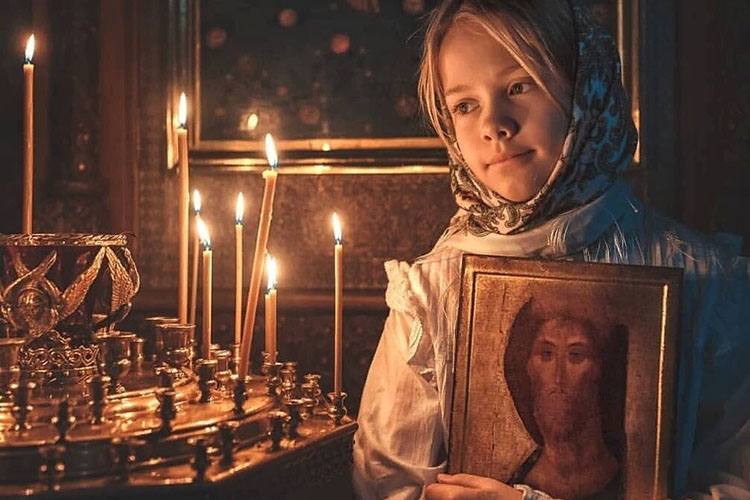 Девочка с иконой Спасителя