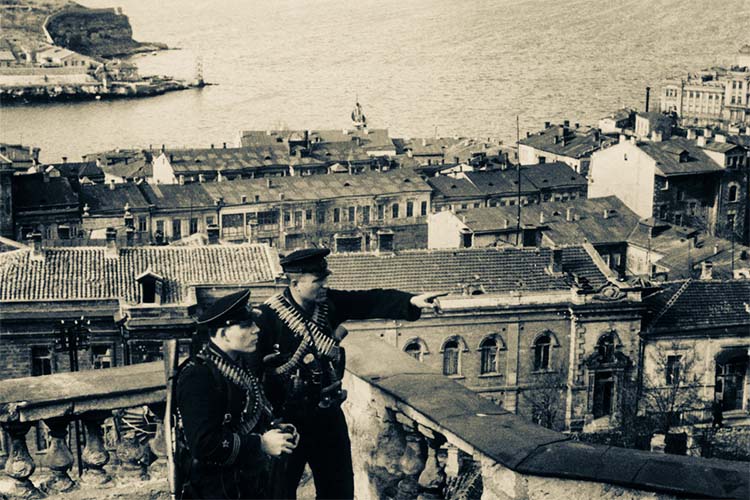 Моряки в Севастополе