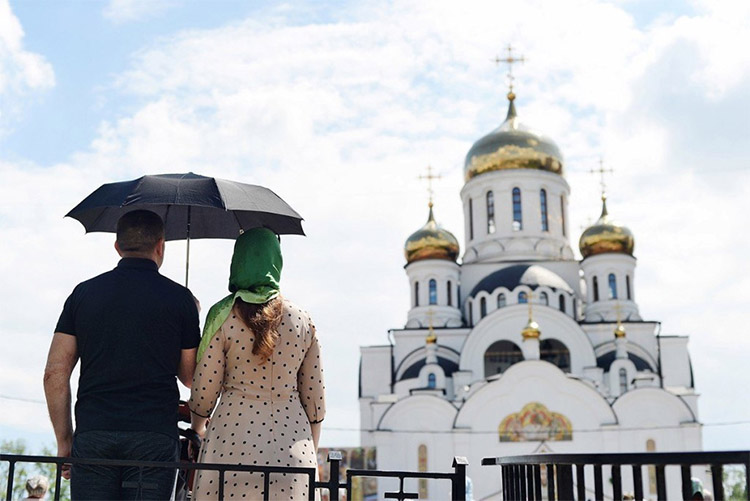 Муж и жена перед храмом