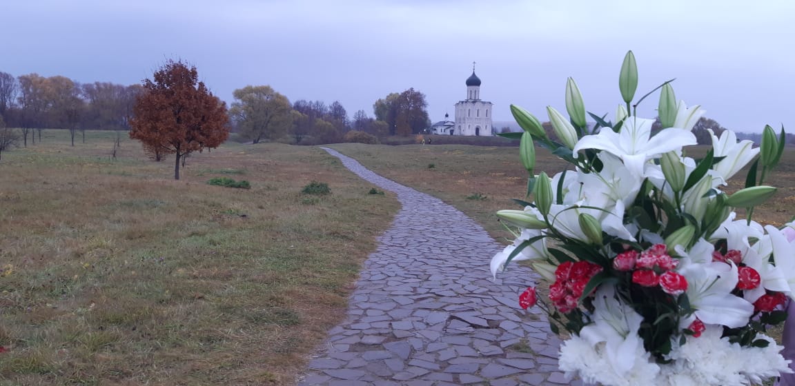 Цветы в церковь Покрова на Нерли