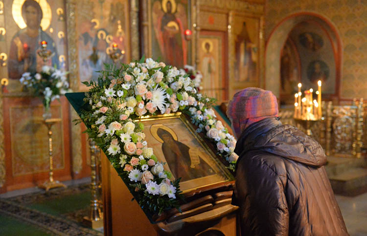 У иконы преподобного Амвросия Оптинского