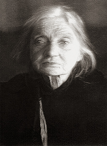Анна Зерцалова