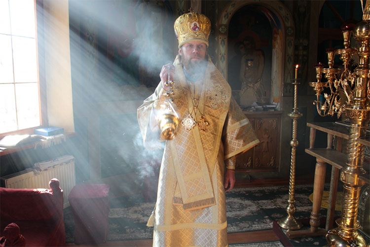 Священник кадит кадилом