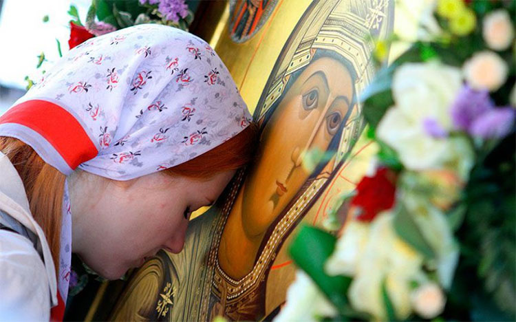 У иконы Пресвятой Богородицы