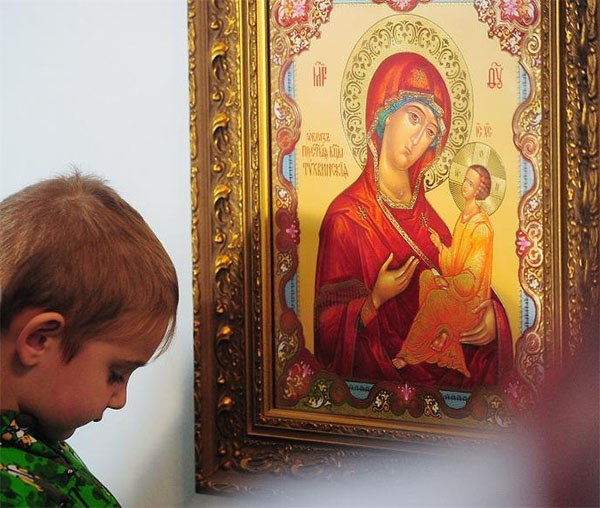 Мальчик перед иконой