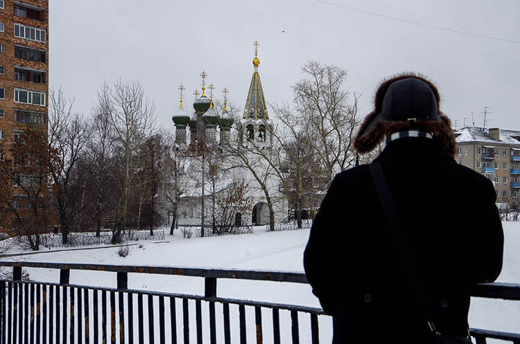 Мужчина смотрит на храм