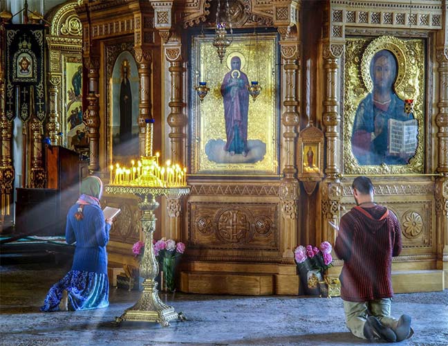 На коленях в храме