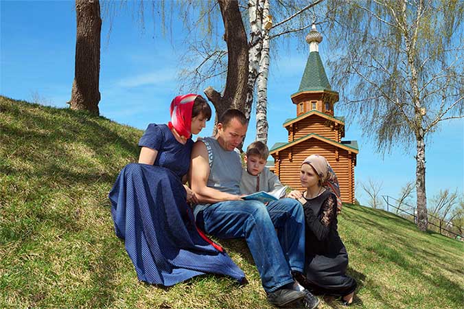 Семья у церкви